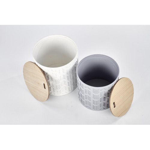 Set di due tavolini da caffè bianco e grigio.