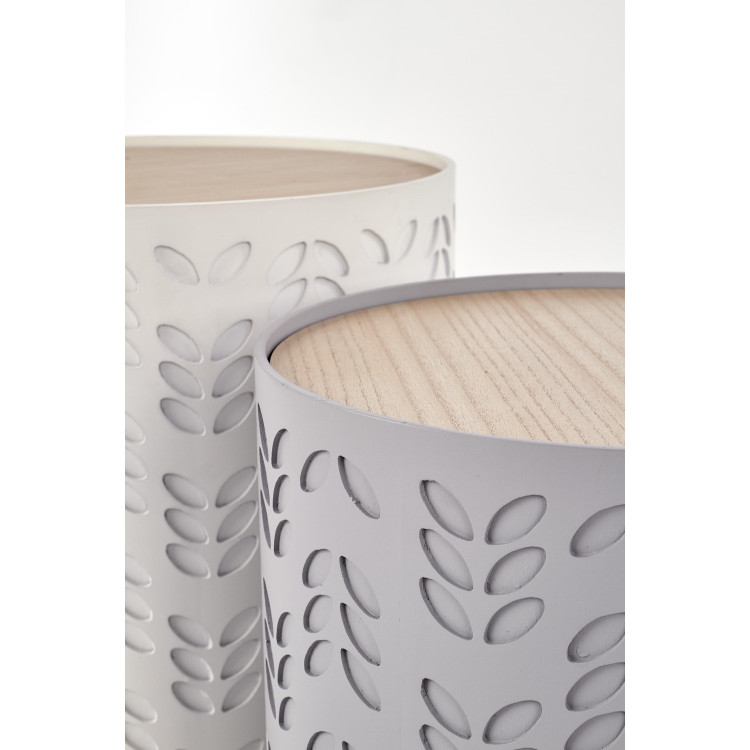 Set di due tavolini da caffè bianco e grigio.